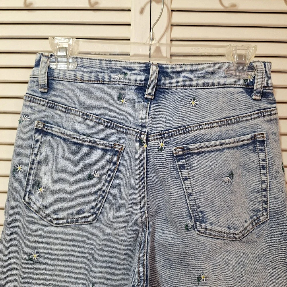 Material Girl Light Acid Wash Distressed Daisy Embroidered High Rise Jeans Sz S